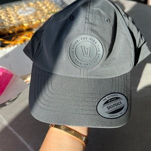 Vuori The Shine Hat unisex in charcoal